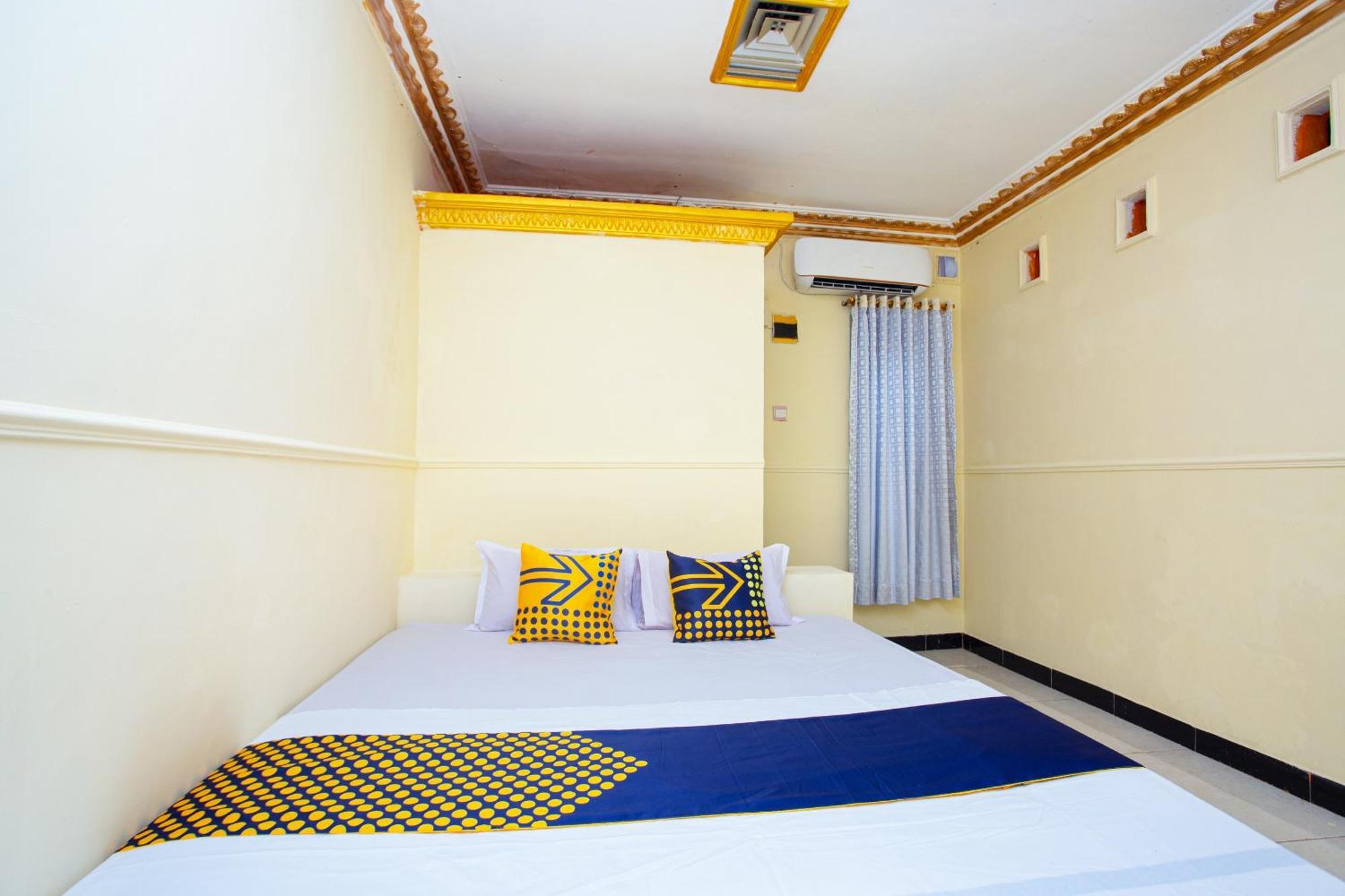 Spot On 2473 Buana Jaya Guest House Cilacap Exterior foto