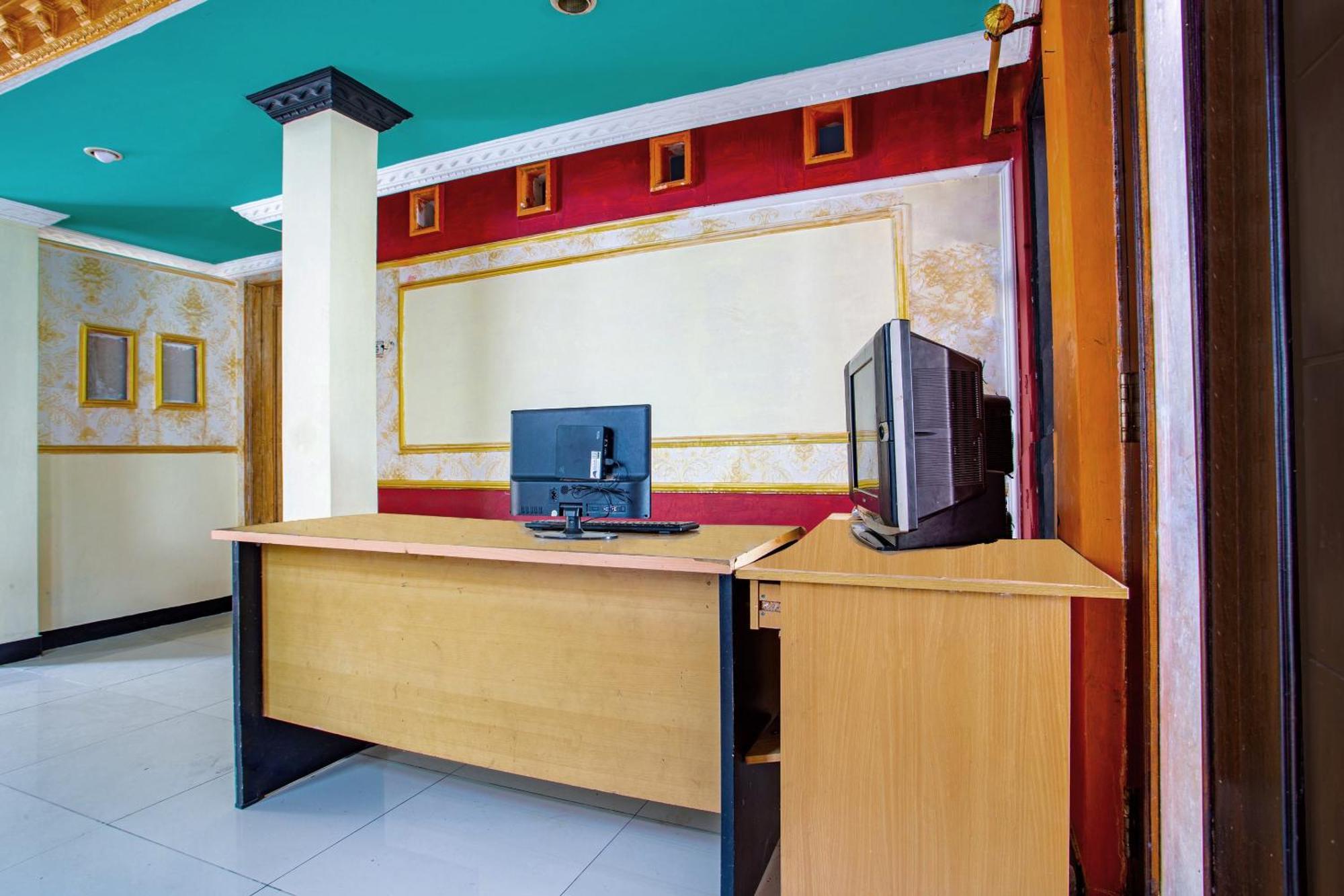 Spot On 2473 Buana Jaya Guest House Cilacap Exterior foto