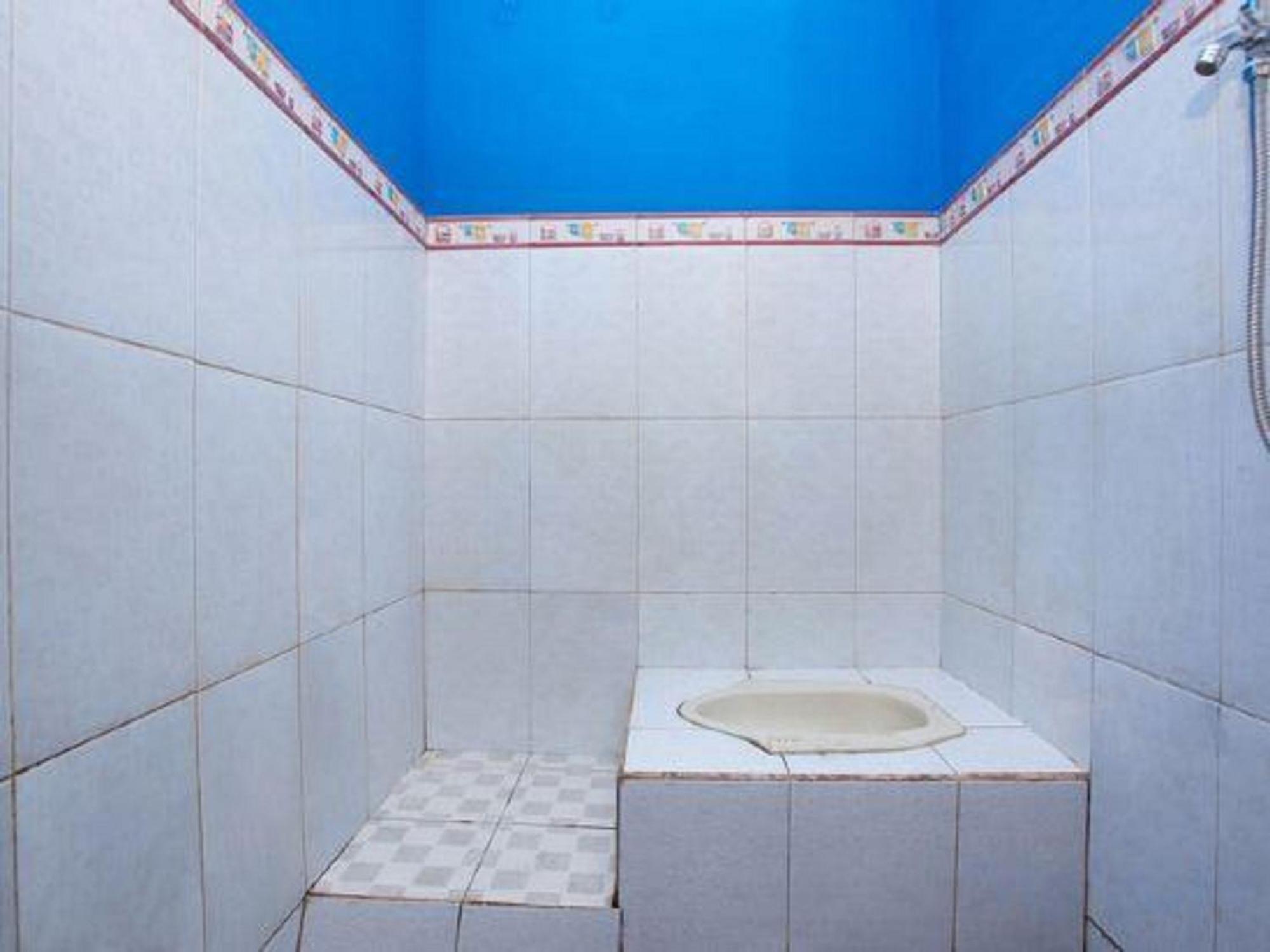 Spot On 2473 Buana Jaya Guest House Cilacap Exterior foto